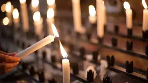 Bougies allumées évoquant le memento mori et la fin de la vie